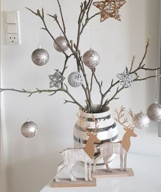 arbol de navidad con ramas y jarron